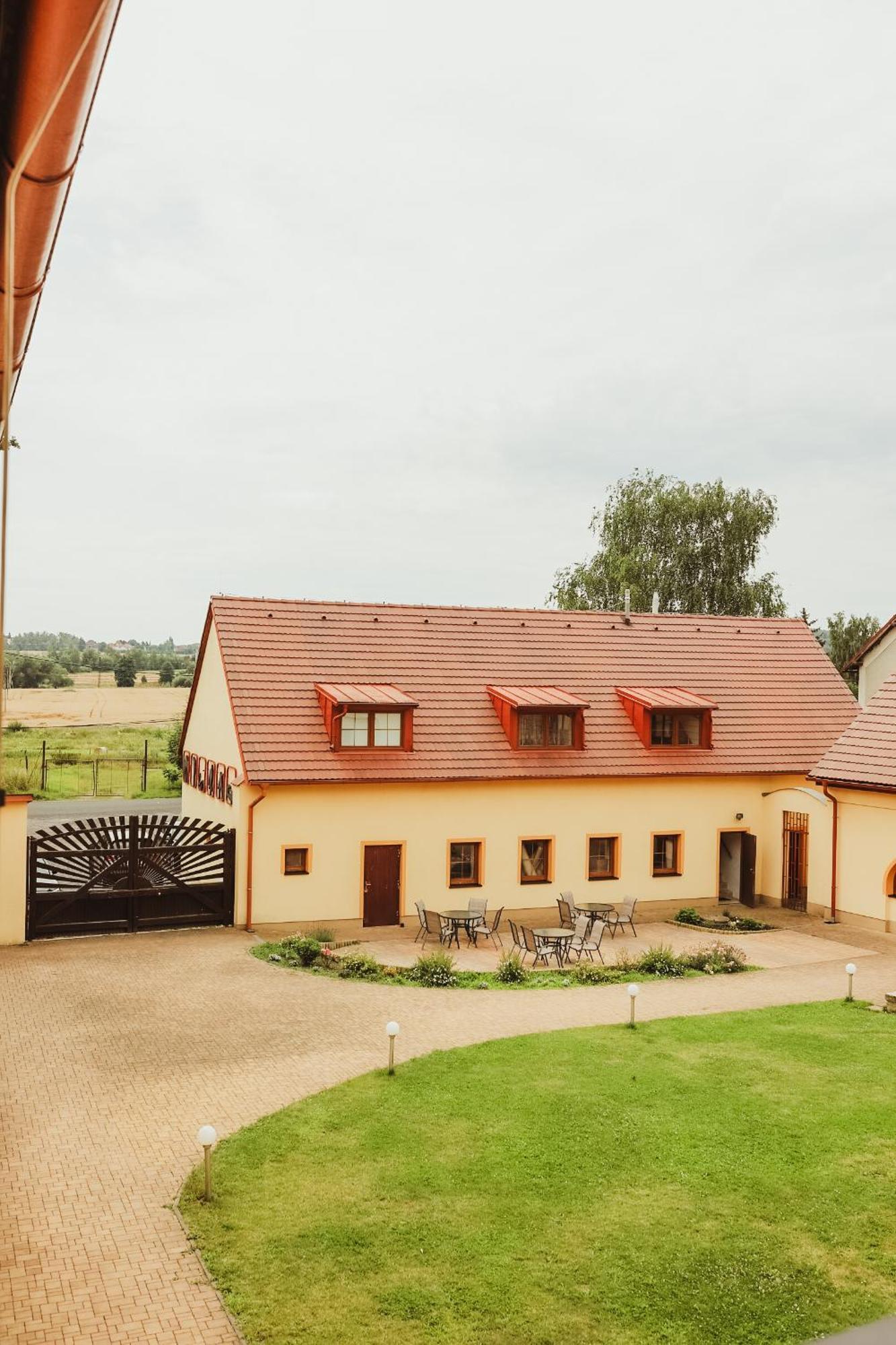 Hotel Sport - Relax Buky Františkovy Lázně Exterior foto